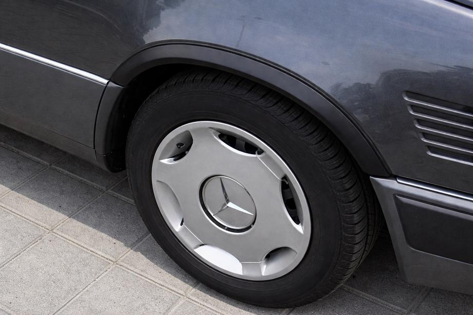 Mercedes E-class W124 1984–1997 Obrobe kolotekov 1989-1995 (4 kosi, črne, ABS plastika) Image