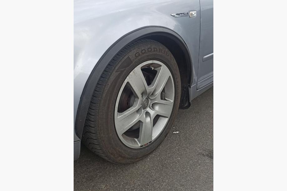 Audi A4 B6 2000–2004 Obrobe kolotek (4 kosi, črne, ABS plastika) Image