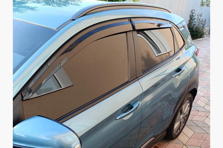 Hyundai Kona 2017–2023 Vetrni deflektorji oken (4 kosi, Sunplex Sport) Fotografija 4
