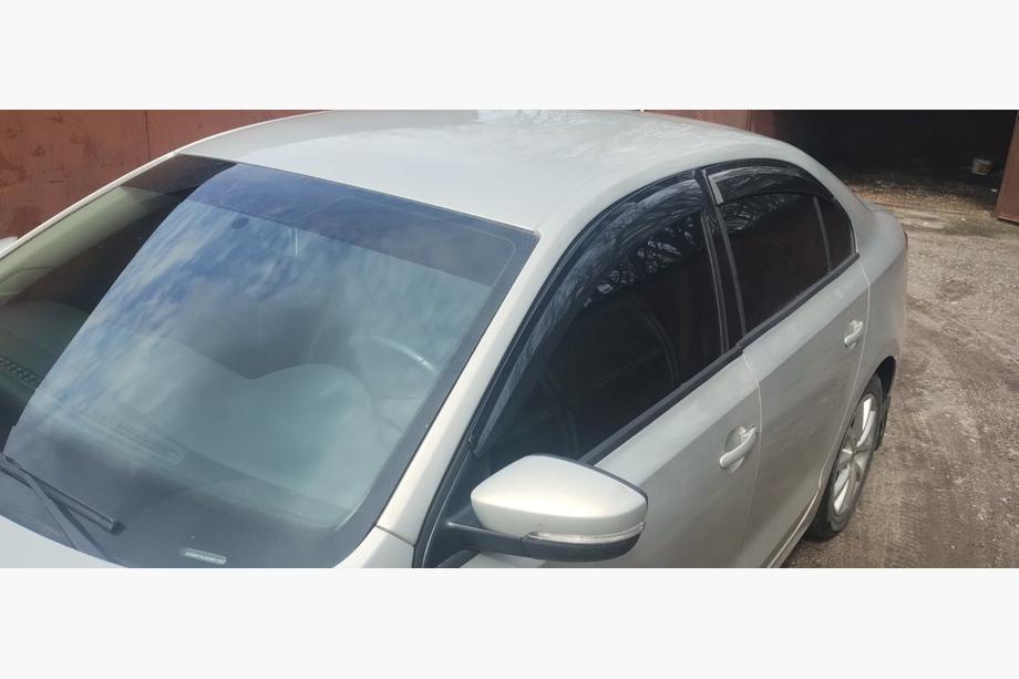 Volkswagen Jetta 2011–2018 Vetrni deflektorji oken (4 kosi, Sunplex Sport) Fotografija 2