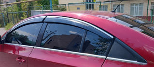 Chevrolet Cruze 2009–2015 Vetrni deflektorji za okna s kromirano okrasno letvijo (4 kosi, Sunplex Chrome) fotografija 2