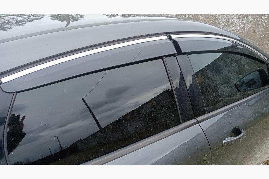 Ford Focus III 2011–2017 Vetrniki za okna s kromiranim letvenim okrasnim trakom HB/Sedan (4 kosi, Sunplex Chrome) Image