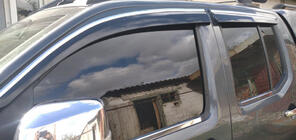 Nissan Navara 2006–2015 Vetrni deflektorji za okna s kromirano okrasno letvijo (4 kosi, Sunplex Chrome) fotografija 2