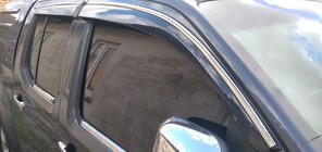 Nissan Navara 2006–2015 Vetrni deflektorji za okna s kromirano okrasno letvijo (4 kosi, Sunplex Chrome) fotografija 1
