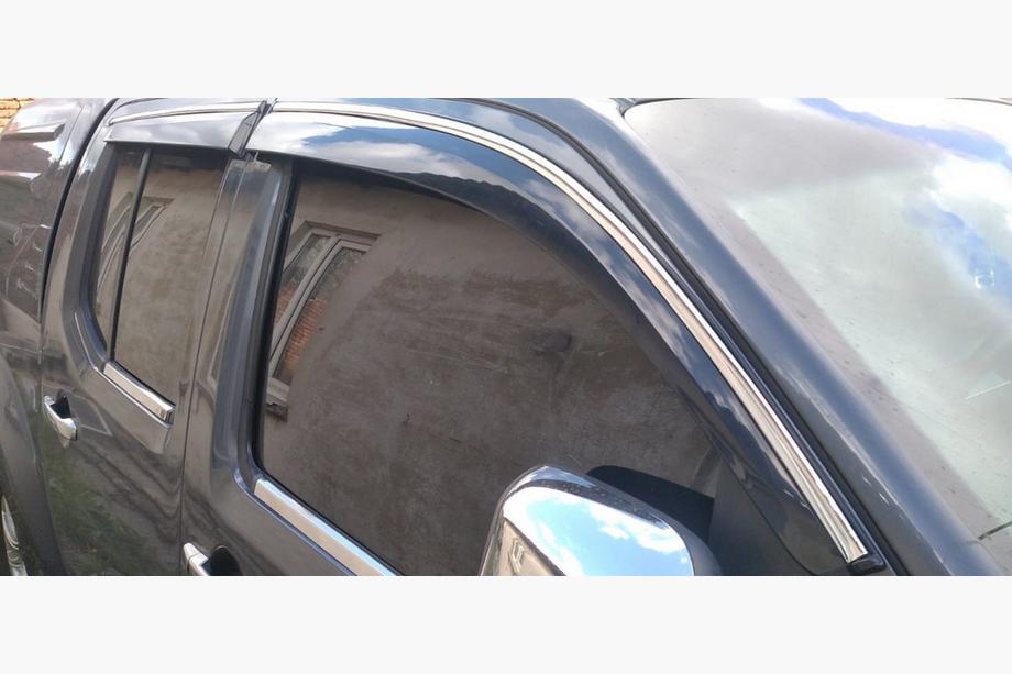 Nissan Navara 2006–2015 Vetrni deflektorji za okna s kromirano okrasno letvijo (4 kosi, Sunplex Chrome) Image