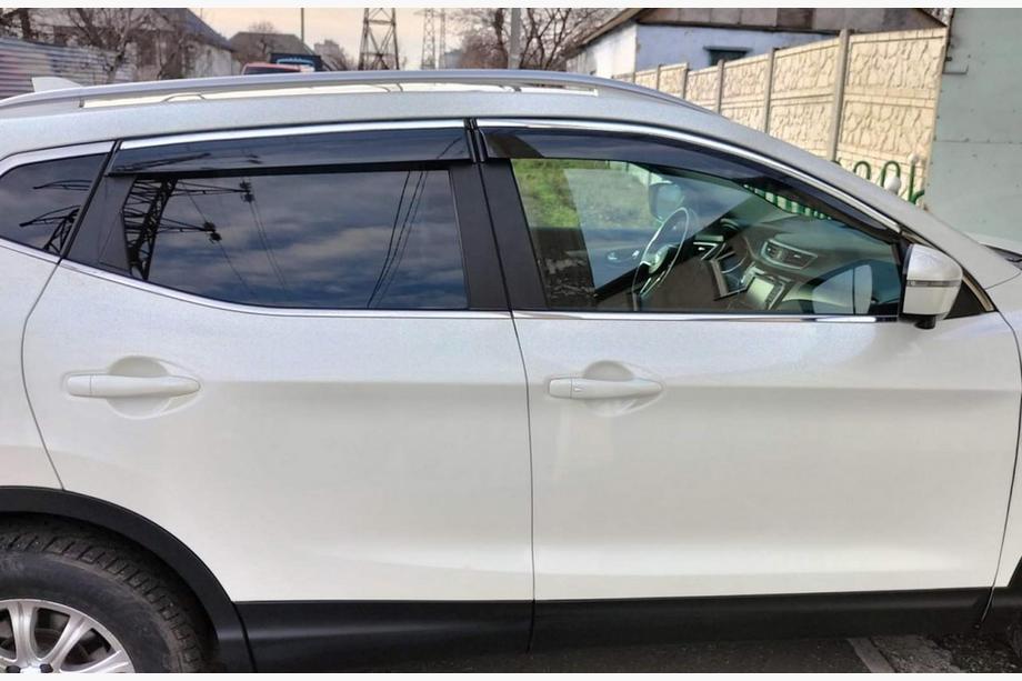 Nissan Qashqai 2014–2021 Vetrni deflektorji za okna s kromirano okrasno letvijo (4 kosi, Sunplex Chrome) Fotografija 3
