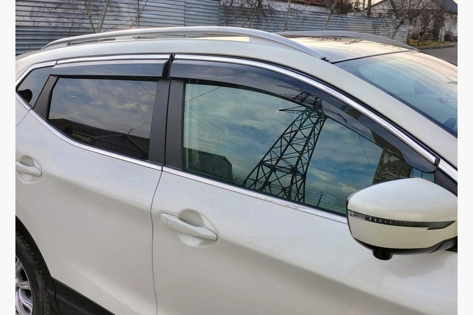 Nissan Qashqai 2014–2021 Vetrni deflektorji za okna s kromirano okrasno letvijo (4 kosi, Sunplex Chrome) Fotografija 2