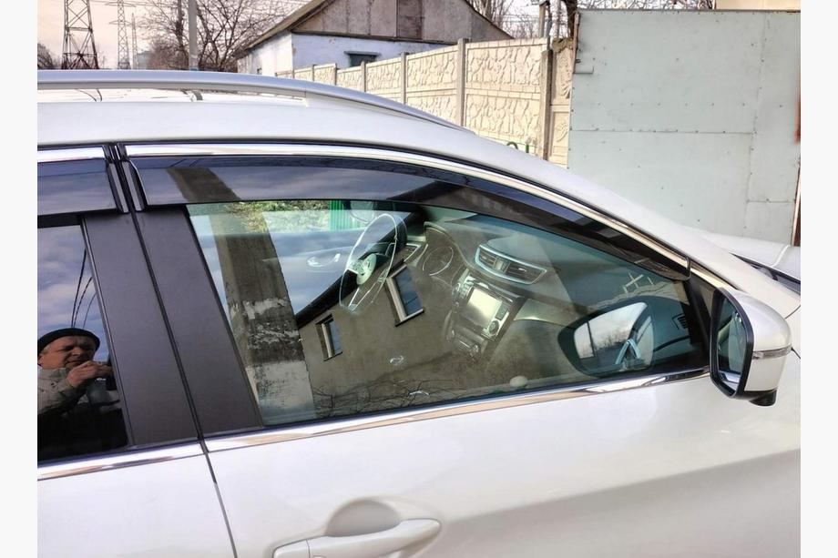 Nissan Qashqai 2014–2021 Vetrni deflektorji za okna s kromirano okrasno letvijo (4 kosi, Sunplex Chrome) Fotografija 4