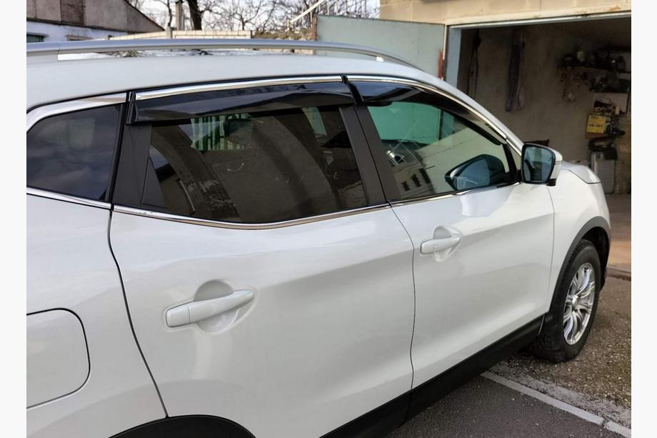 Nissan Qashqai 2014–2021 Vetrni deflektorji za okna s kromirano okrasno letvijo (4 kosi, Sunplex Chrome) Fotografija 6