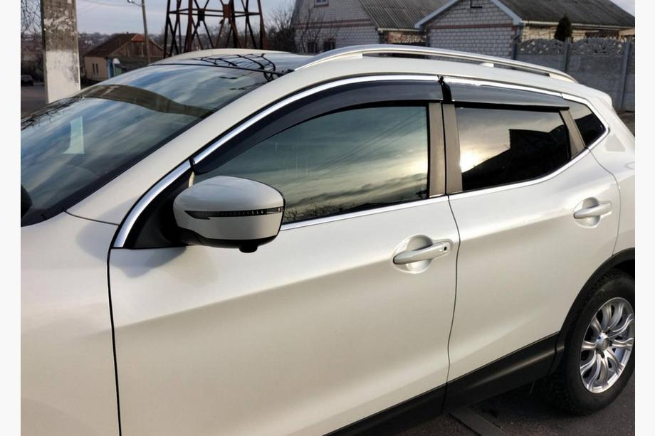 Nissan Qashqai 2014–2021 Vetrni deflektorji za okna s kromirano okrasno letvijo (4 kosi, Sunplex Chrome) Fotografija 1
