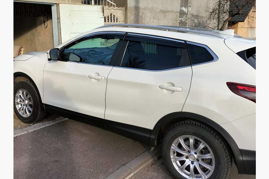 Nissan Qashqai 2014–2021 Vetrni deflektorji za okna s kromirano okrasno letvijo (4 kosi, Sunplex Chrome) Fotografija 5
