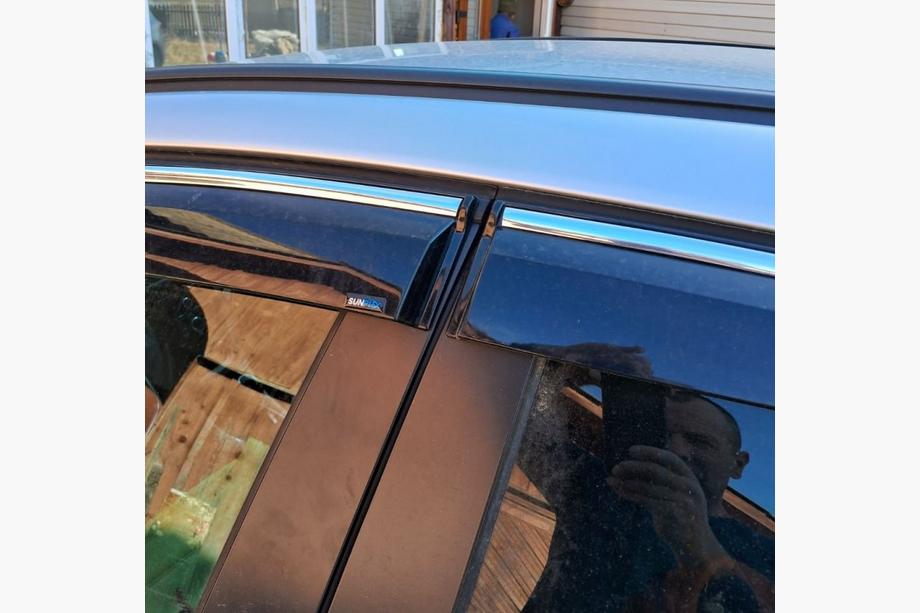 Opel Astra J 2009–2015 Vetrni deflektorji oken s kromirano letvijo in črto HB/SD (4 kos, Sunplex Chrome) Fotografija 4