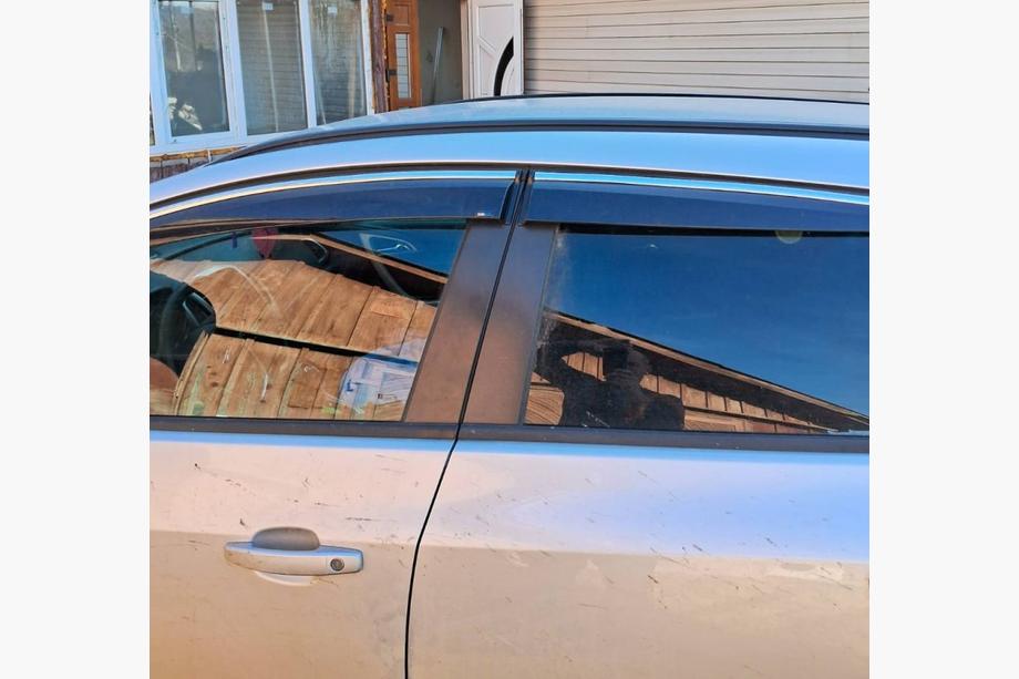Opel Astra J 2009–2015 Vetrni deflektorji oken s kromirano letvijo in črto HB/SD (4 kos, Sunplex Chrome) Fotografija 1