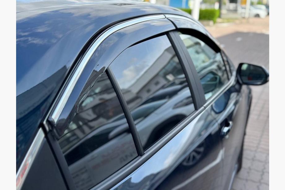 Toyota Corolla 2019– Vetrni deflektorji za okna s kromirano okrasno letvijo (4 kosi, Sunplex Chrome) Image