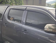 Toyota Hilux 2006–2015 Vetrni deflektorji za okna s kromirano okrasno letvijo (4 kosi, Sunplex Chrome) fotografija 2