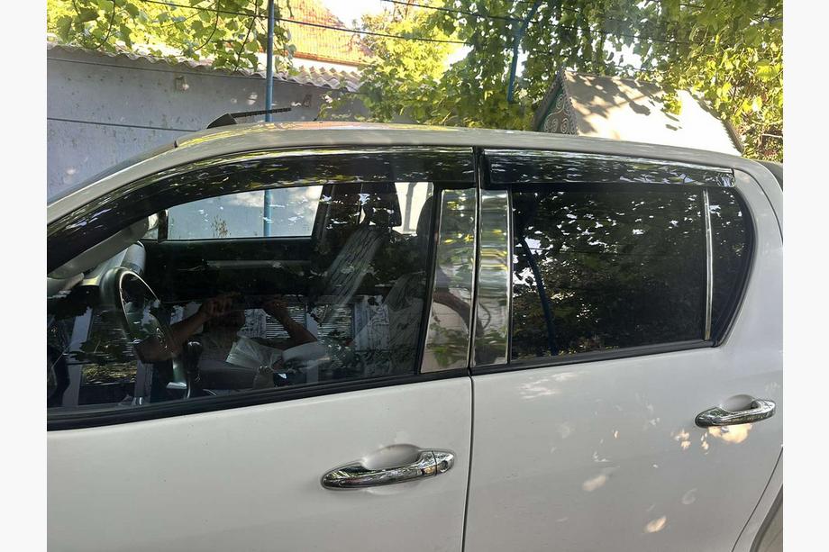 Toyota Hilux 2015– Vetrni deflektorji za okna s kromirano okrasno letvijo (4 kosi, Sunplex Chrome) Fotografija 5