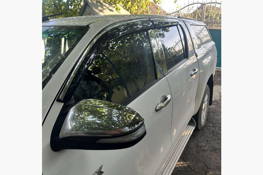 Toyota Hilux 2015– Vetrni deflektorji za okna s kromirano okrasno letvijo (4 kosi, Sunplex Chrome) Fotografija 3