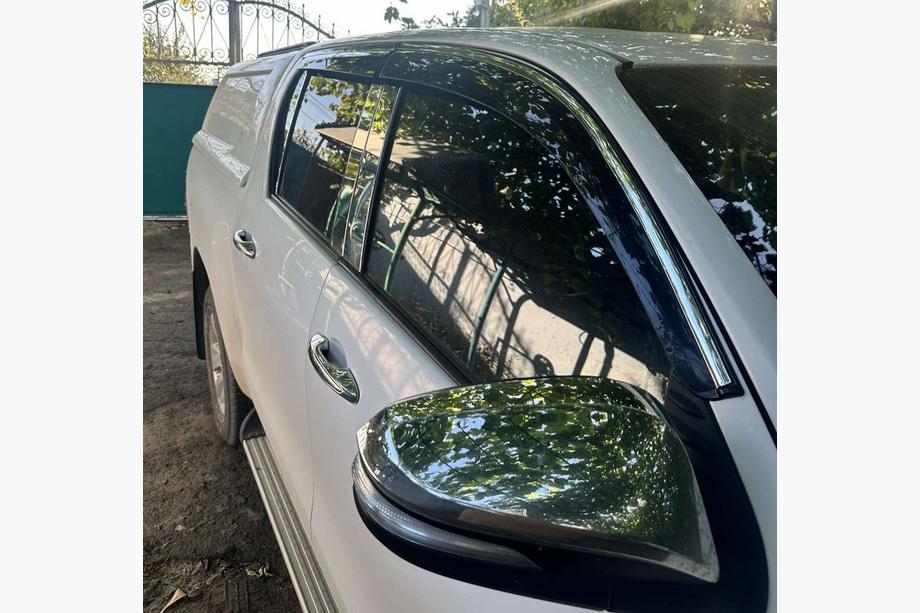 Toyota Hilux 2015– Vetrni deflektorji za okna s kromirano okrasno letvijo (4 kosi, Sunplex Chrome) Fotografija 4