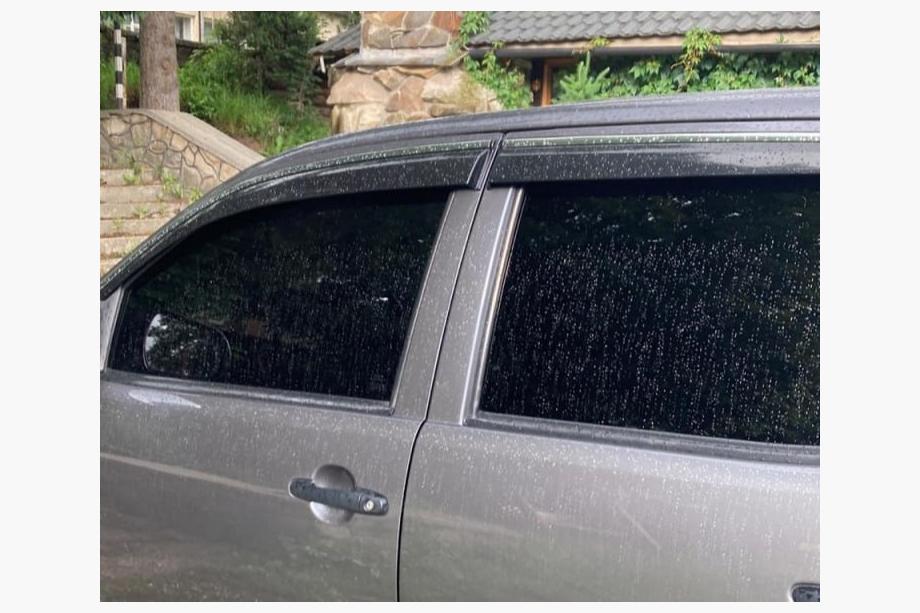 Toyota Hilux 2015– Vetrni deflektorji za okna s kromirano okrasno letvijo (4 kosi, Sunplex Chrome) Fotografija 6