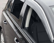 Volkswagen Golf 5 2003–2009 Vetrni deflektorji za okna s kromirano okrasno letvijo (4 kosi, Sunplex Chrome) fotografija 6