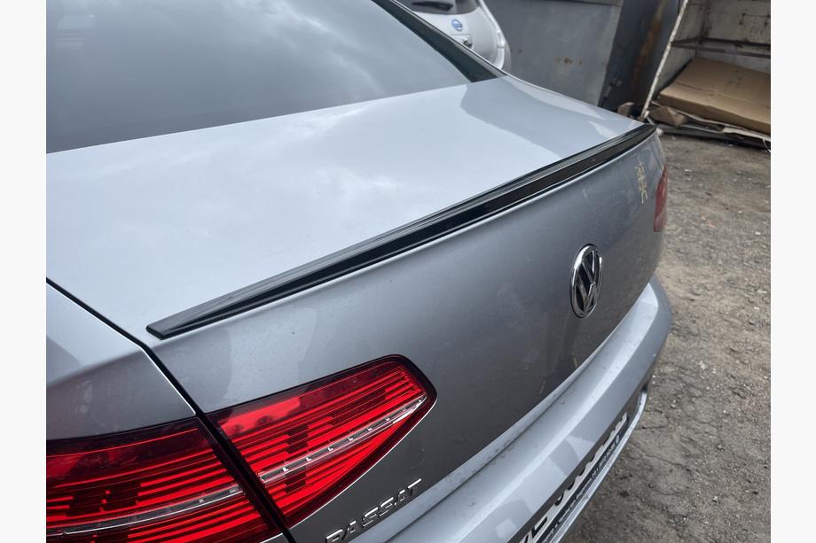 Volkswagen Passat B8 2015–2023 LIP spojler (Sunplex, črn) (115,8 cm x 6,3 cm) Fotografija 1