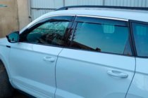 Skoda Karoq 2018– Vetrni deflektorji oken s kromiranim okrasnim trakom (4 kosi, HIC) fotografija 2