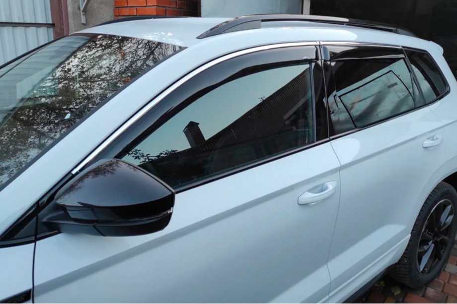 Skoda Karoq 2018– Vetrni deflektorji oken s kromiranim okrasnim trakom (4 kosi, HIC) Image