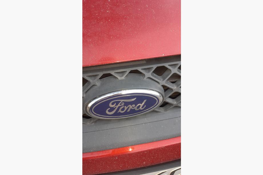 Ford Fiesta 2002–2008 Sprednji emblem (pritrditev s sponkami) Fotografija 4