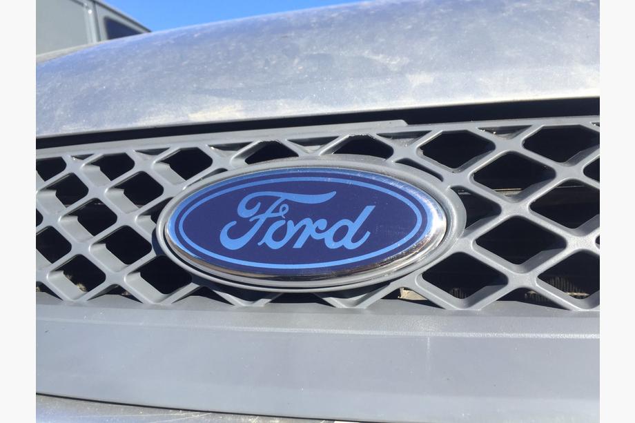Ford Fiesta 2002–2008 Sprednji emblem (pritrditev s sponkami) Fotografija 1