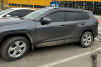 Toyota Rav 4 2019–2025 Vetrni deflektorji oken s kromiranim okrasnim trakom (4 kosi, HIC) fotografija 6