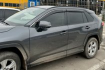 Toyota Rav 4 2019–2025 Vetrni deflektorji oken s kromiranim okrasnim trakom (4 kosi, HIC) fotografija 5
