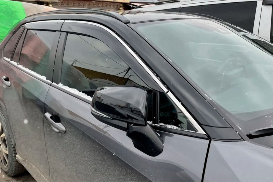 Toyota Rav 4 2019–2025 Vetrni deflektorji oken s kromiranim okrasnim trakom (4 kosi, HIC) Image