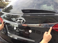 Hyundai Santa Fe 3 2012–2018 Kromirana letev nad registrsko tablico fotografija 1