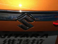 Suzuki Vitara 2015– Kromirana letvica nad registrsko tablico Libao (ABS) fotografija 2