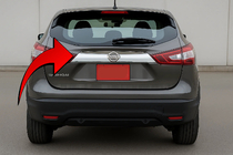 Nissan Qashqai 2014–2021 Okrasna letev nad registrsko tablico Libao (plastika) fotografija 1