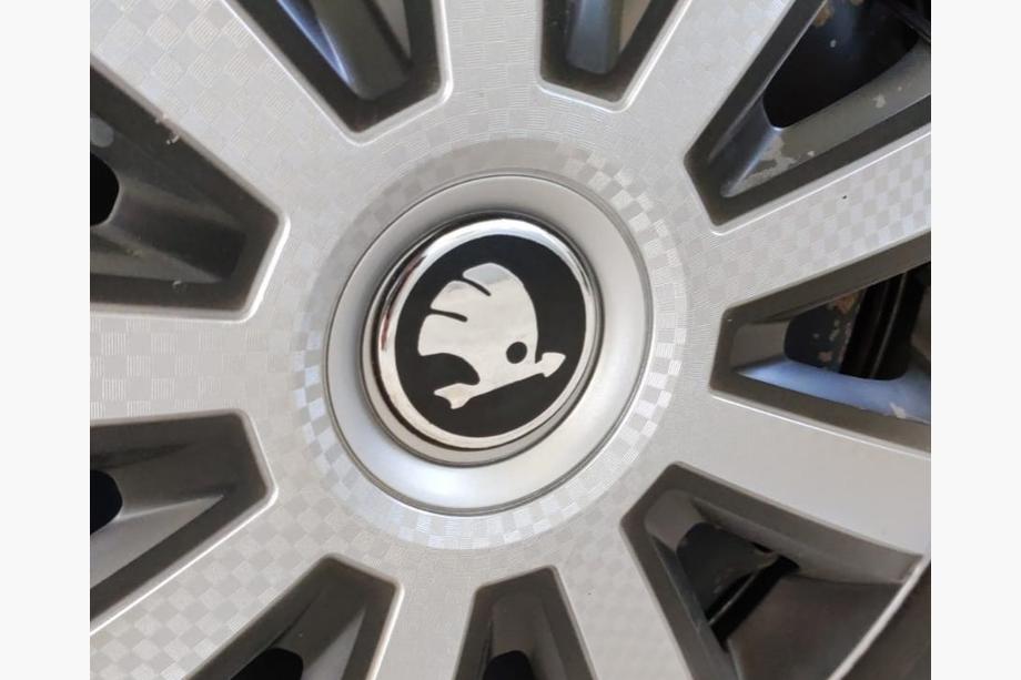 Skoda Nalepke za sredinske pokrovčke platišč 54 mm (4 kosi) Image