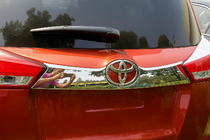 Toyota Rav 4 2013–2018 Nerjaveča okrasna letvica nad registrsko tablico na odbijaču Libao 2013-2016 fotografija 2