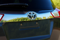 Toyota Rav 4 2013–2018 Nerjaveča okrasna letvica nad registrsko tablico na odbijaču Libao 2013-2016 fotografija 1