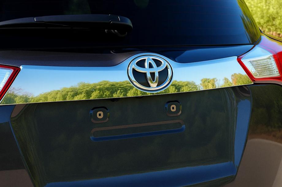 Toyota Rav 4 2013–2018 Nerjaveča okrasna letvica nad registrsko tablico na odbijaču Libao 2013-2016 Image