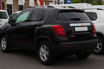 Chevrolet Trax 2012–2023 Kromirana letvica nad registrsko tablico Libao (ABS) fotografija 1