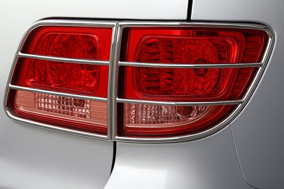 Toyota Fortuner 2006–2015 Zaščita zadnjih luči (nerjaveče jeklo) Image