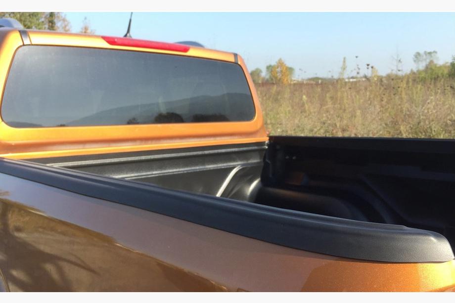 Nissan Navara/NP300 2016– Zaščitni letvi za rob kesona (2 kos) Fotografija 1