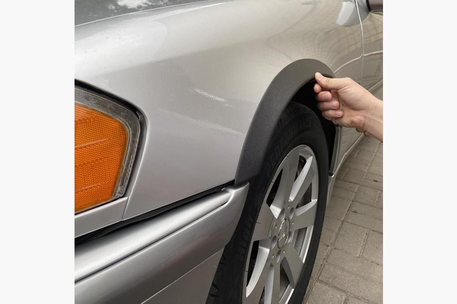 Mercedes C-class W202 1993–2001 Obrobe kolotek (4 kosi, črne, ABS plastika) Image