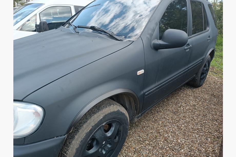 Mercedes ML W163 1997–2005 Obrobe kolotek (4 kosi, črne, ABS plastika) Fotografija 1