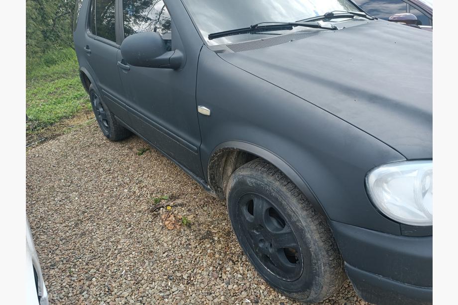 Mercedes ML W163 1997–2005 Obrobe kolotek (4 kosi, črne, ABS plastika) Fotografija 2