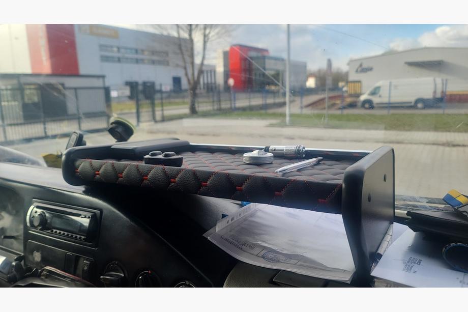 Volkswagen LT 1995–2006 Polica za armaturno ploščo (črna z rdečim šivom) Image