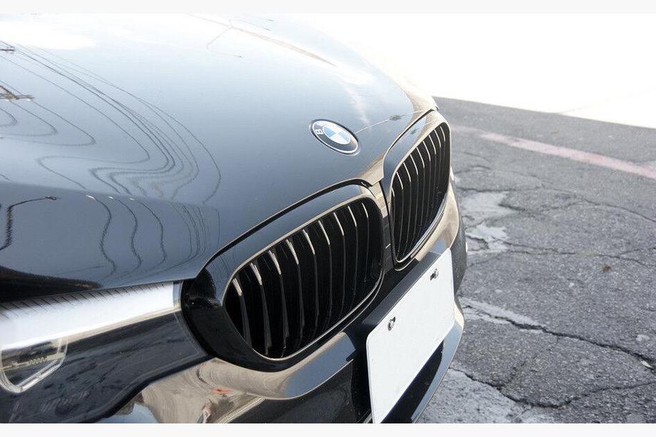 BMW serija 5 G30/G31 2017–2023 Ledvična maska 1 Bar (2017-2020, črna visok sijaj) Image