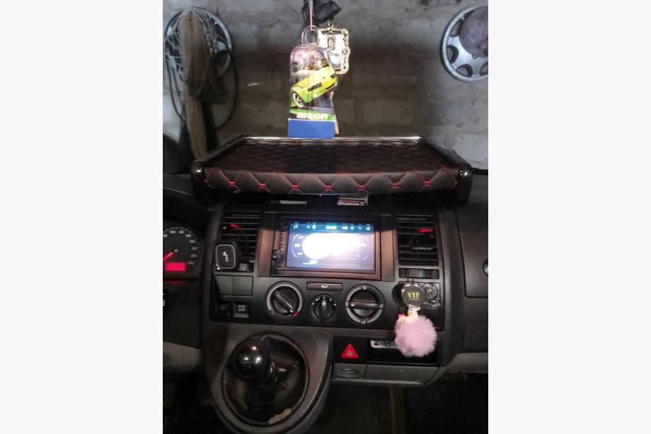Volkswagen T5 Transporter 2003–2010 Polica za armaturno ploščo (črna z rdečim šivom) Fotografija 2