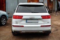 Audi Q7 2015–2026 Kromirana letvica nad registrsko tablico (nerjaveče jeklo) fotografija 4