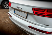 Audi Q7 2015–2026 Kromirana letvica nad registrsko tablico (nerjaveče jeklo) fotografija 3